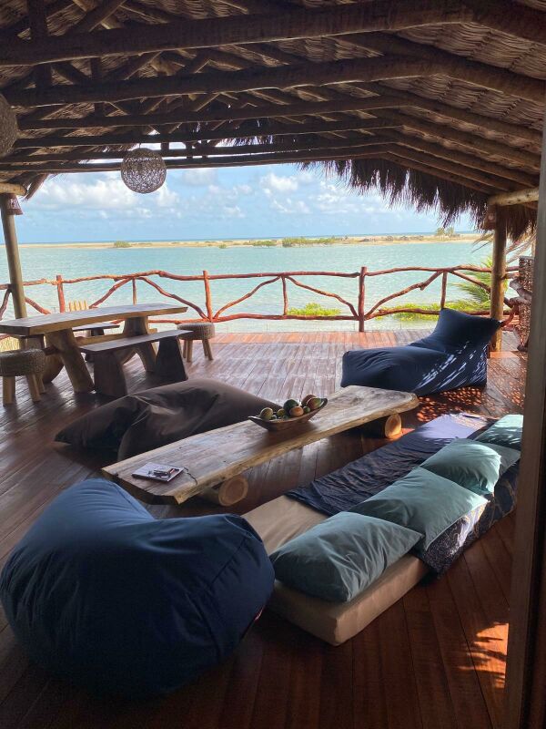 Imagem 3 de Casa frente ao mar e ao rio, com piscina e varanda na Ilha do Guajiru